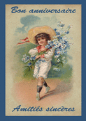 Enfant joyeux avec un bouquet de fleurs
